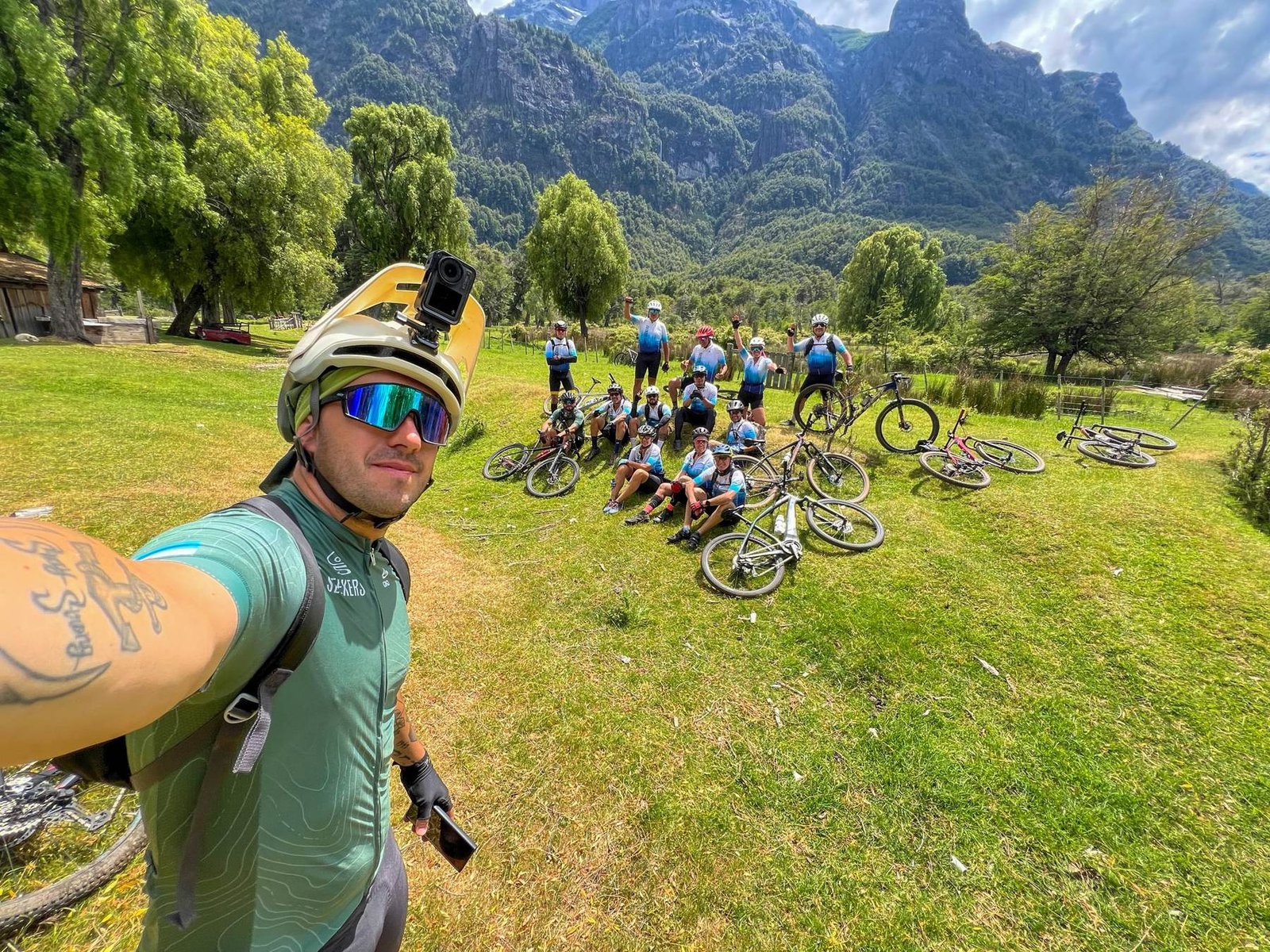 Grupo de ciclistas de mountain bike en un valle de montaña