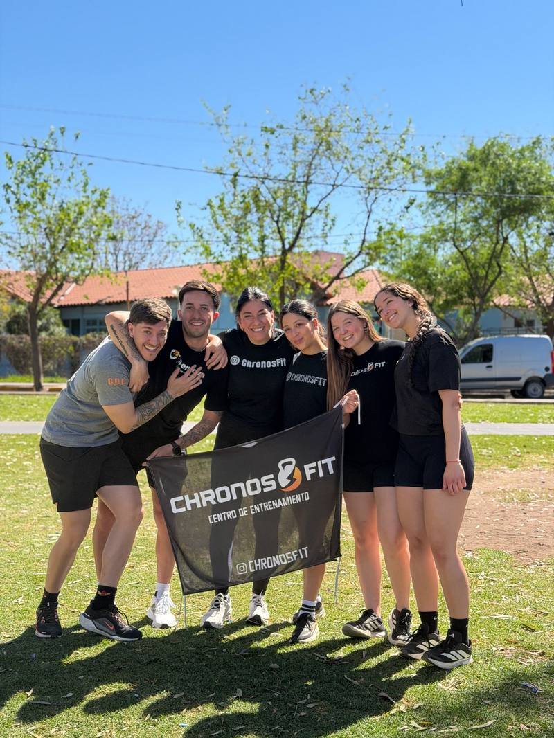 Equipo de ChronosFit con la bandera del centro de entrenamiento