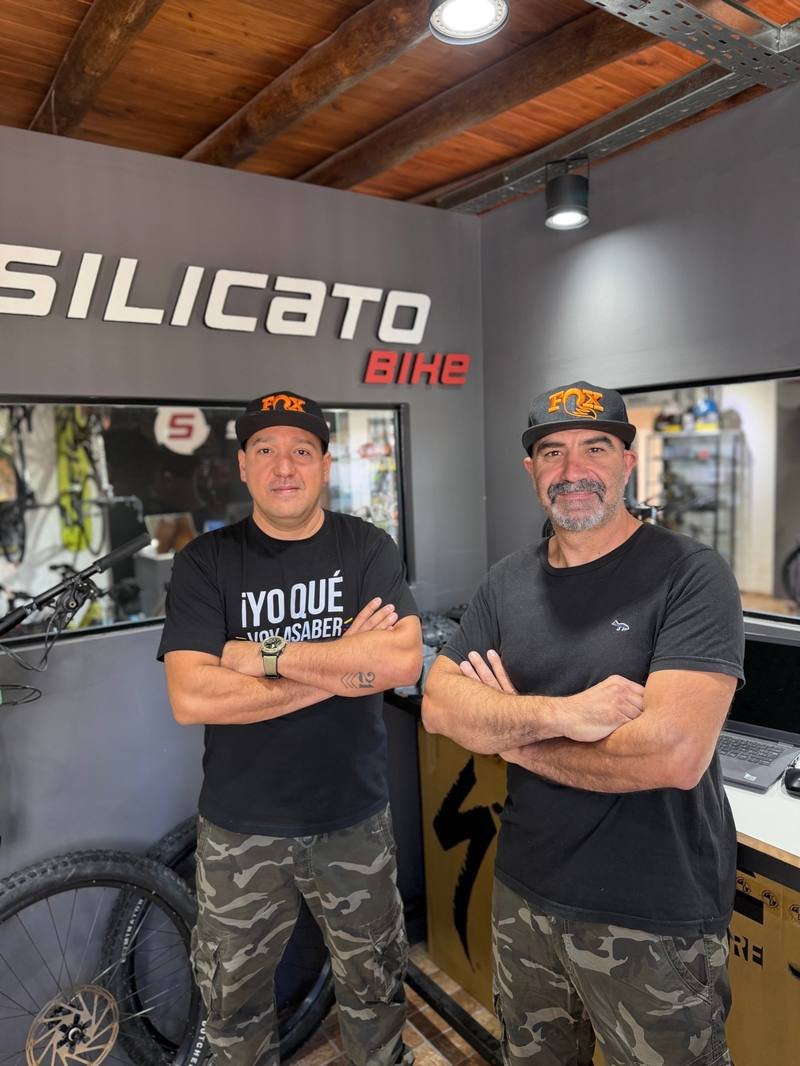 Dueños de Silicato Bike en su local